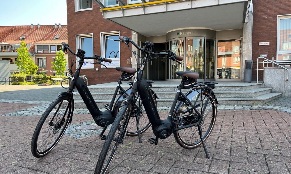 Zwei nigelnagelneue E-Bikes im städtischen E-Bike-Verleih