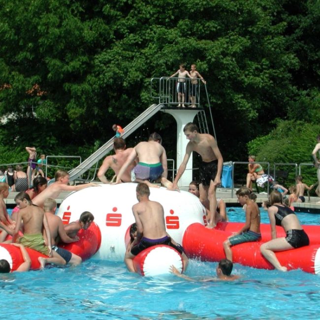 Ferienprogramm im Freibad: Kids Jumping und Aquadisco