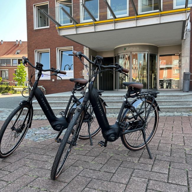 Zwei nigelnagelneue E-Bikes im städtischen E-Bike-Verleih