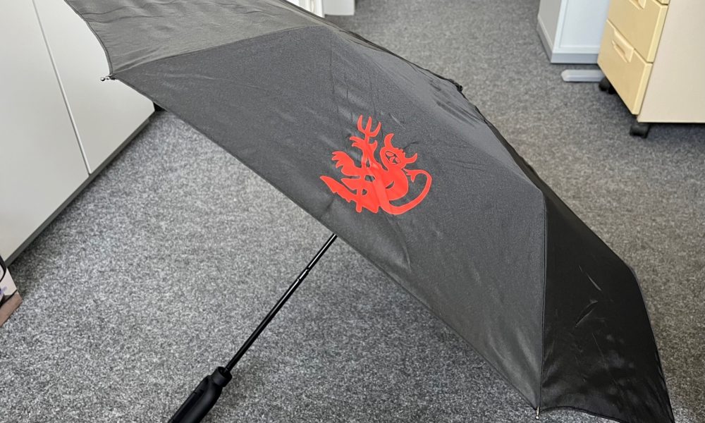 Limitierter Regenschirm „Döüwel“ beim Stadtmarketing erhältlich