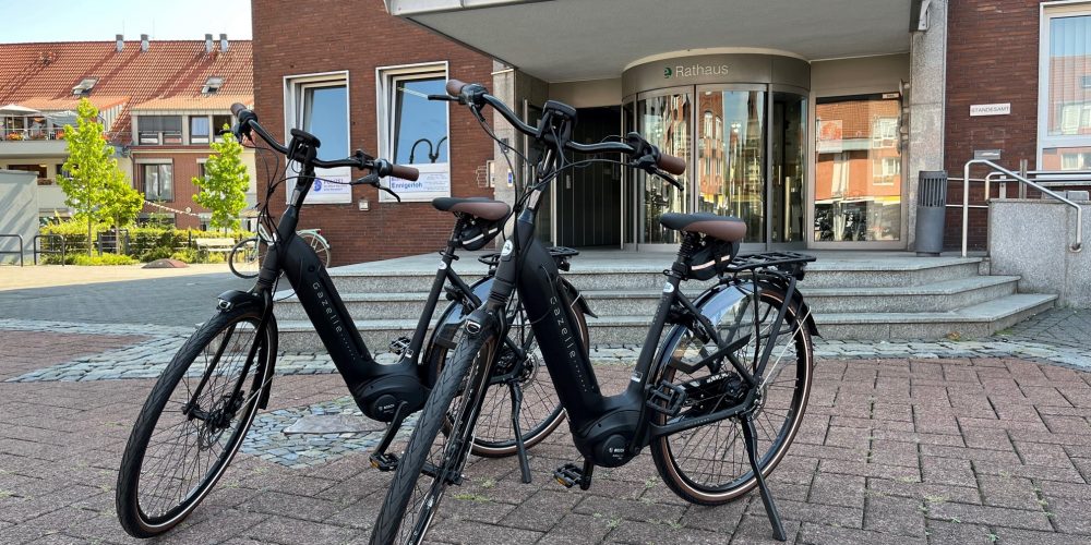 Zwei nigelnagelneue E-Bikes im städtischen E-Bike-Verleih